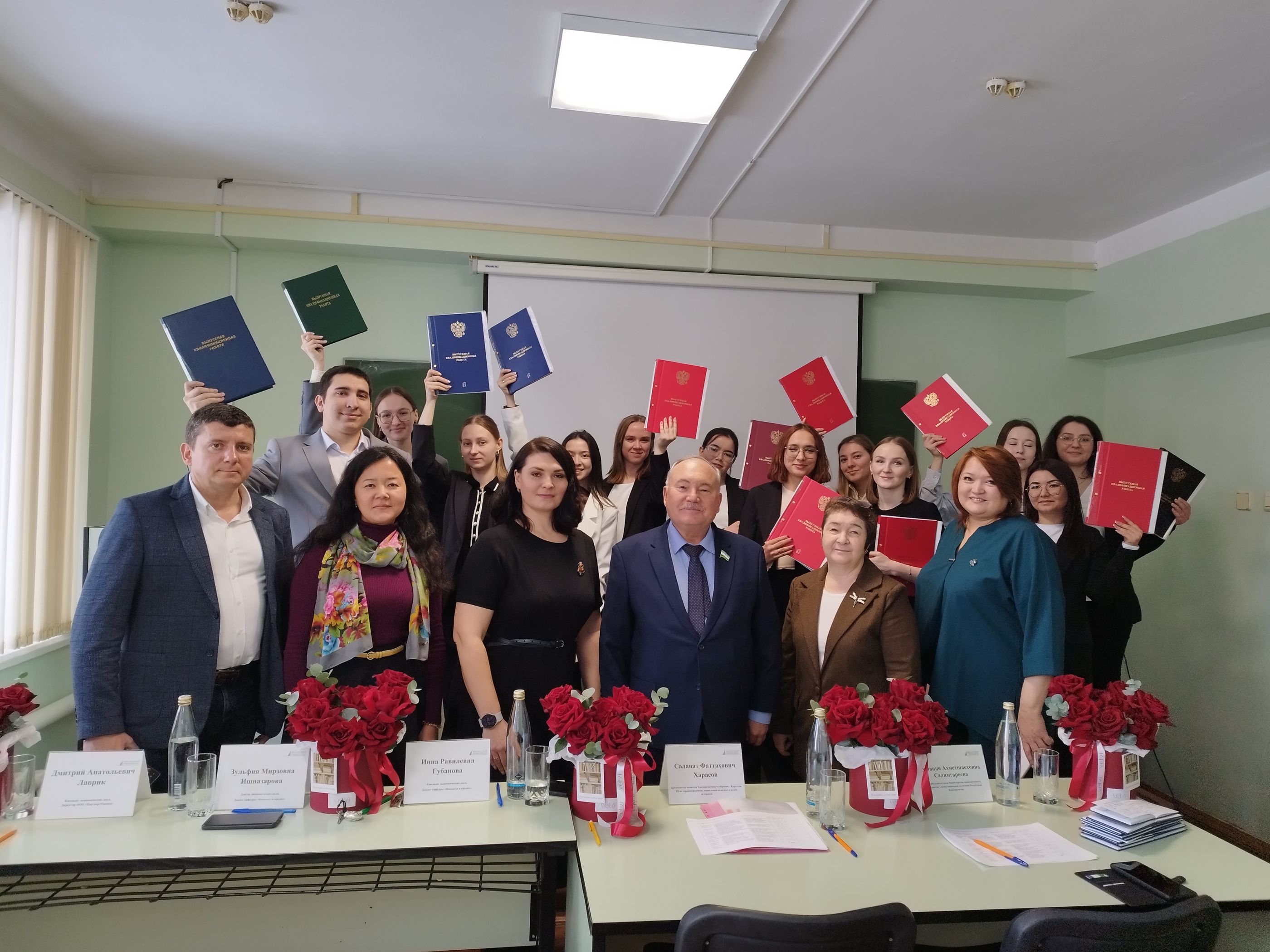 Поздравляем студентов группы 105БЭФ, 104ИП-ЭиФ с долгожданным событием –сдачей государственных экзаменов и защитой выпускных квалификационных работ!